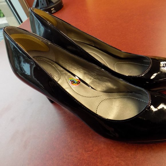 Womens Bandolino Black Heels - Picture 3 of 3